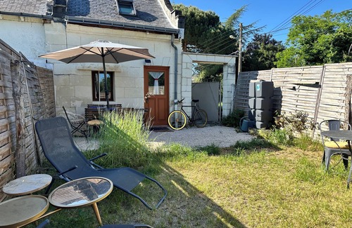 Savigny-en-Veron Maison | Small house with private garden