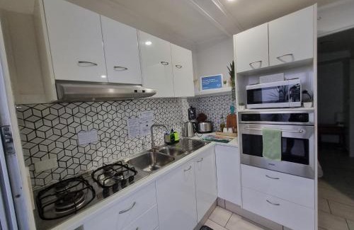 Caloundra Appartement | Small PET FRIENDLY Granny flat with paved courtyard