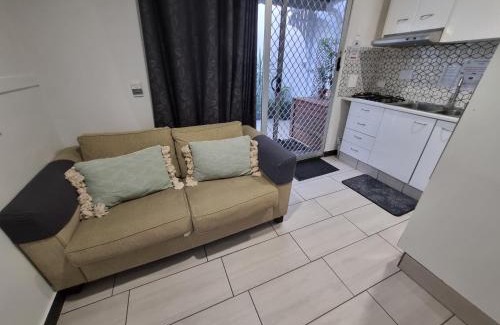 Caloundra Appartement | Small PET FRIENDLY Granny flat with paved courtyard