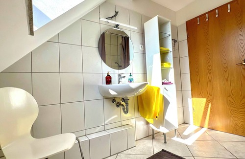 Dreikonigenviertel Lit Et Petit-Déjeuner | Small room with shared bathroom