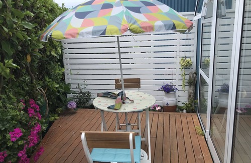 Waihi Beach Appartement | Small self contained studio with private deck, 5 mins walk to beach(vaccinated)