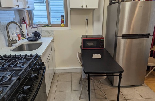 Queens Appartement | Small Studio with all amenities. 5 minutes to fastfood and 24 hours grocery