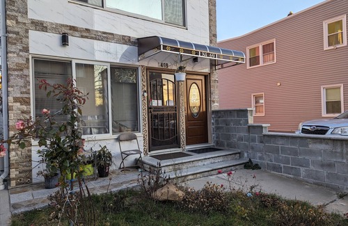 Queens Appartement | Small Studio with all amenities. 5 minutes to fastfood and 24 hours grocery