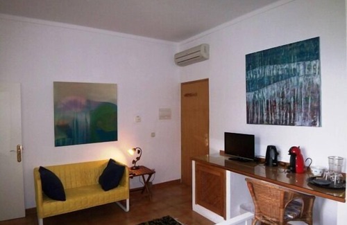 Sencelles Appartement | Pequeño estudio con vista al jardín en la casa señorial con piscina y jardín.