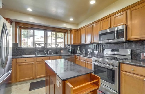 North Hills West Maison | Smart 2 bedroom house with a pool and garden view Sleeps 6 .Near CSUN