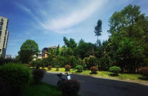 Yongding Maison | SmileNest Downtown Luxury Suite for 2-10 Guests, Zhangjiajie Attraction Ticket Service, Ideal for Couples, Families & Groups