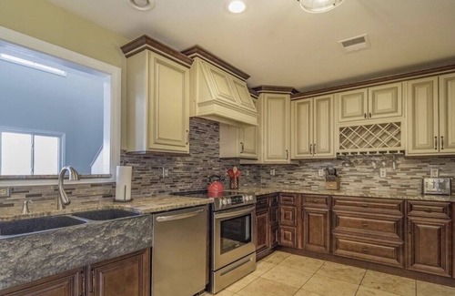 Huddleston Maison | Smith Mountain Lake luxury, Dog-friendly, WIFI, pooltable, hot tub, kayaks, dock