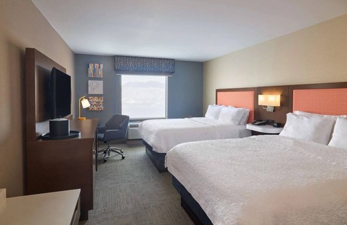 Smithfield Hôtel | Smithfield Charm: Free Breakfast & Pool Access | 2 Units | Near Universities