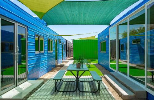 Paradise Valley Village Maison | Smurf Haus - Luxuriously Small with Resort-like Pool