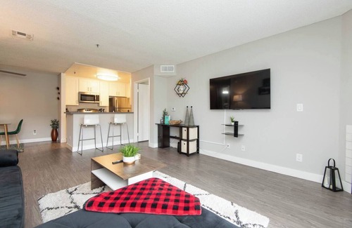 Little Armenia Appartement | Snazzy 2Bd Apt/Rooftop Pool with Stunning view of the City & the Hollywood Sign