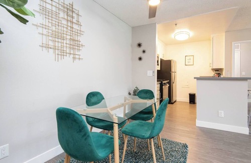 Little Armenia Appartement | Snazzy 2Bd Apt/Rooftop Pool with Stunning view of the City & the Hollywood Sign