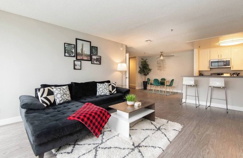 Little Armenia Appartement | Snazzy 2Bd Apt/Rooftop Pool with Stunning view of the City & the Hollywood Sign