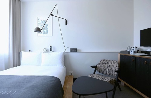 Jingumae Hôtel | Snazzy , Hip Room in Artsy Hotel in Shibuya + Balcony.