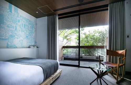 Jingumae Hôtel | Snazzy , Hip Room in Artsy Hotel in Shibuya + Balcony.