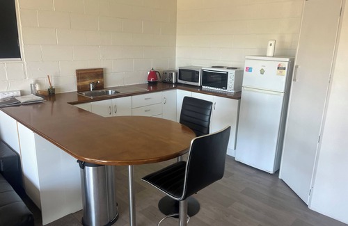 Omapere Appartement | Sneezle Beezle Beach Apartment
