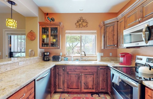 Rancho Vistoso Copropriété | Snowbird-friendly condo with heated pool, gym, grill, patio, pool spa, clubhouse