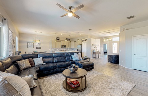 Tucson Mountain Sanctuary Maison | Snowbird-friendly home with WiFi, central AC, enclosed yard, pool, and patio