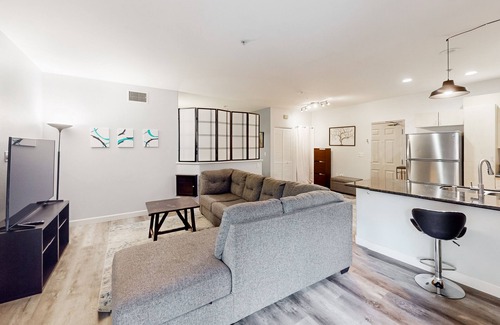 Civic Core Appartement | Snowbird-friendly studio near ocean with pool, hot tub, gym, balcony - dogs OK