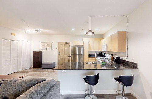 Civic Core Appartement | Snowbird-friendly studio near ocean with pool, hot tub, gym, balcony - dogs OK