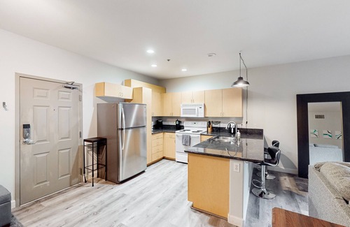 Civic Core Appartement | Snowbird-friendly studio near ocean with pool, hot tub, gym, balcony - dogs OK
