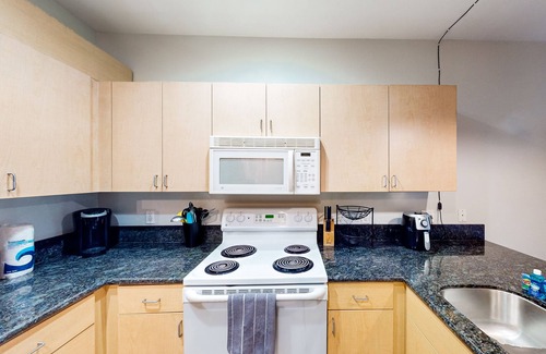 Civic Core Appartement | Snowbird-friendly studio near ocean with pool, hot tub, gym, balcony - dogs OK