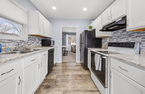 Madelia Maison | Snowbound Cottage - free wifi, deck, grill, private parking