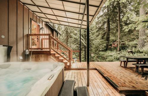 Glacier Maison | Snowline Cabin 69 - An Elegant Country Home Sleeps 8
