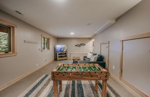 Glacier Maison | Snowline Cabin 69 - An Elegant Country Home Sleeps 8