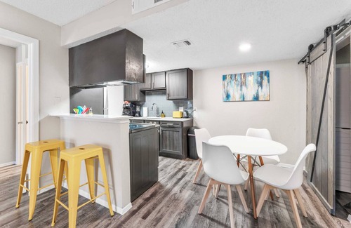 Pleasant Valley Appartement | SoCo 2BR cozy suite w/ pool, king bed, fast WiFi