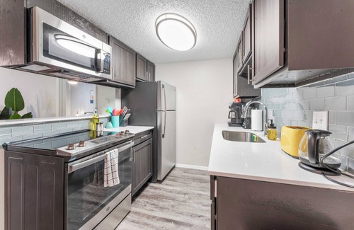 Pleasant Valley Appartement | SoCo 2BR cozy suite w/ pool, king bed, fast WiFi