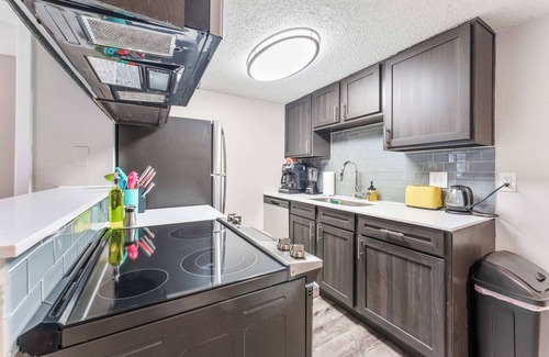 Pleasant Valley Appartement | SoCo 2BR cozy suite w/ pool, king bed, fast WiFi