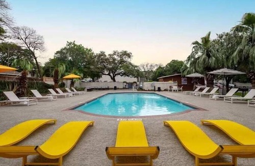 Pleasant Valley Appartement | SoCo 2BR cozy suite w/ pool, king bed, fast WiFi