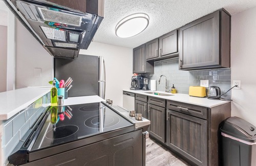 Dawson Appartement | Soco 2BR Cozy Suite w Pool King bed Fast Wifi