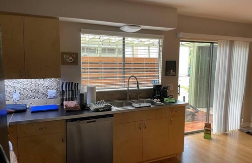 East Congress Copropriété | SOCO Condo in Quiet East Congress Neighborhood