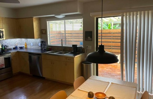 East Congress Copropriété | SOCO Condo in Quiet East Congress Neighborhood