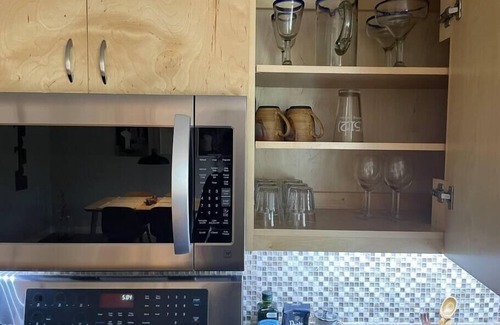 East Congress Copropriété | SOCO Condo in Quiet East Congress Neighborhood