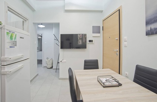 Peiraiki Appartement | Sofia's Home Piraeus Modern, Reno, Fully Equipped