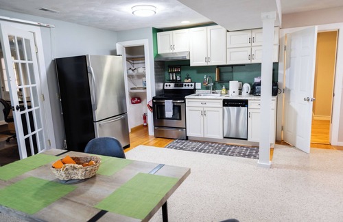 Woburn Appartement | SOFIMA-Cozy and Charming 2-bedroom apartment!