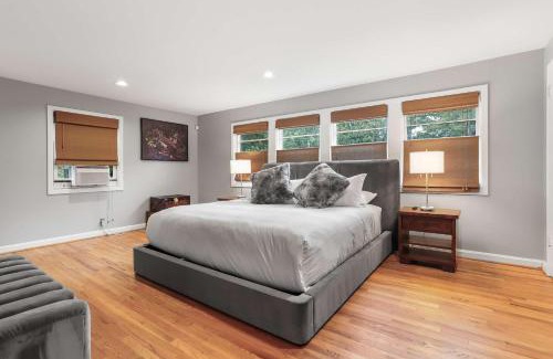 Baileys Crossroads Maison | Sojourn Beautiful Family Home with Beach Access & Backyard