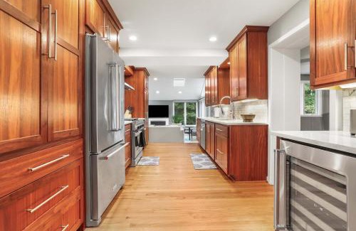 Baileys Crossroads Maison | Sojourn Beautiful Family Home with Beach Access & Backyard