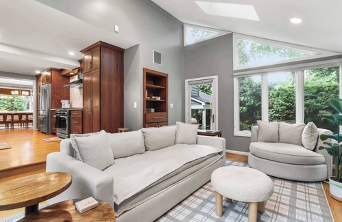 Baileys Crossroads Maison | Sojourn Beautiful Family Home with Beach Access & Backyard