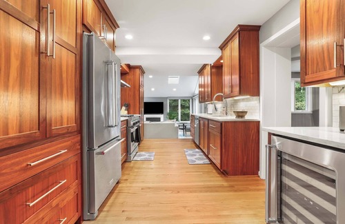 Baileys Crossroads Maison | Sojourn Beautiful Family Home with Beach Access & Backyard