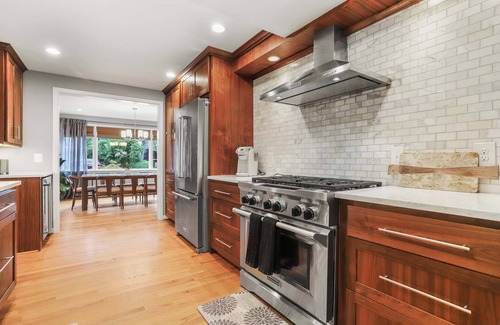 Baileys Crossroads Maison | Sojourn Beautiful Family Home with Beach Access & Backyard