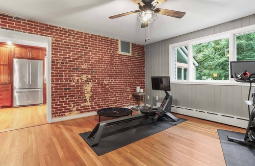 Baileys Crossroads Maison | Sojourn Beautiful Family Home with Beach Access & Backyard