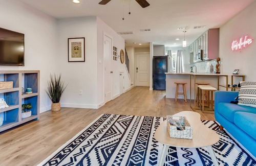 Galindo Copropriété | Cozy Condo w/in Close Proximity to Downtown