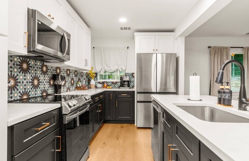 South Lamar Maison | SoLa TX Twoplex: sleeps 14 / 2 pools / 2 fire pits / 2 miles to DT / 2 fun!