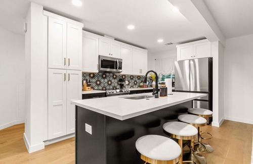South Lamar Maison | SoLa TX Twoplex: sleeps 14 / 2 pools / 2 fire pits / 2 miles to DT / 2 fun!