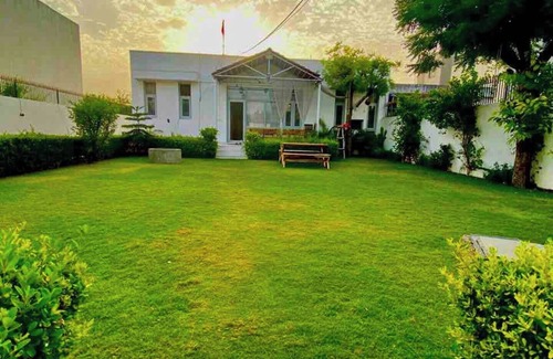 Sitapura Villa | Solanki Farm & Pool Villa Gardens Jaipur .
