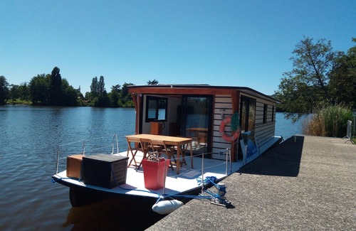 Casseneuil Location De Bateaux | SOLAR BOAT ON THE GARONNE CANAL departing from CASTELSARRASIN.