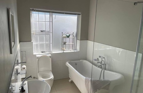 Lakeside Maison | Solar Entertainers dream on Constantia wineroute
